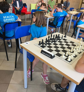 Bimbi che giocano a scacchi
