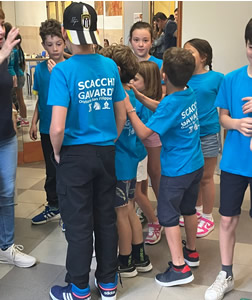 Bimbi che giocano a scacchi