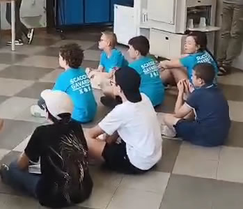 bambini seduti